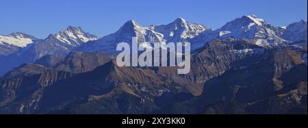 Célèbre chaîne de montagnes Eiger, Monch et Jungfrau par un jour d'automne clair. Vue depuis le mont Niesen, Oberland bernois Banque D'Images