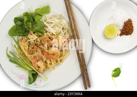 Style thaï nouilles de riz sautées aux crevettes et légumes sur fond blanc Banque D'Images