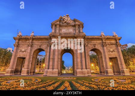 Madrid Espagne, vue nocturne de la ville à Puerta de Alcala Banque D'Images