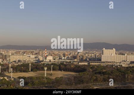 Osaka, Japon, 10 décembre 2014 : photographie de l'horizon d'Osaka prise depuis le château, en Asie Banque D'Images