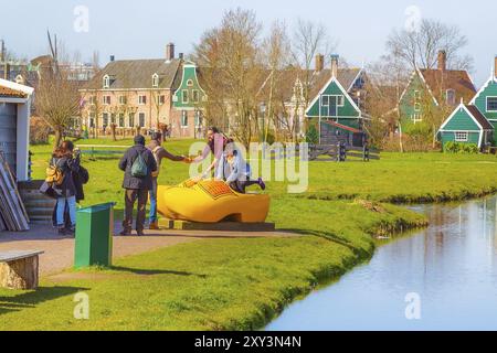 Zaanse schans, pays-Bas, 1er avril 2016 : grandes chaussures en bois jaune, sabots ou klompens pour prendre des photos en Hollande, les gens Banque D'Images