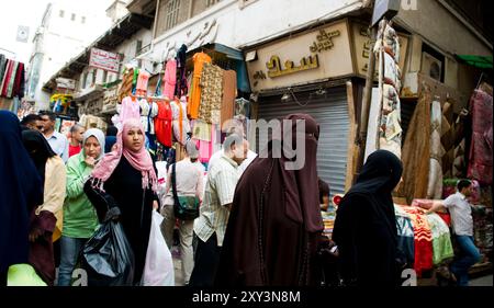 Des femmes égyptiennes voilées magasinant sur les marchés animés du Caire islamique, le Caire, en Égypte. Banque D'Images