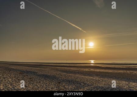 Coucher de soleil sur la plage sur la côte galloise près de Prestatyn, Denbighshire, pays de Galles, Royaume-Uni, Europe Banque D'Images