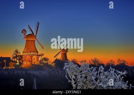 Moulins jumeaux Greetsiel dans la lumière du matin d'hiver, Krummhoern, Frise orientale, basse-Saxe, Allemagne, Europe Banque D'Images