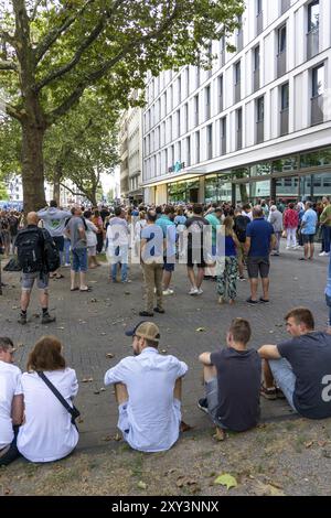 Alarme incendie dans un hôtel à Cologne, l'hôtel a été évacué tôt le matin, les invités se rassemblent devant l'hôtel, Rhénanie du Nord-Westphalie, Germa Banque D'Images