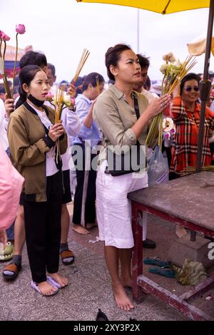 Visiteurs priant au Lok Ta Dombong DEK, au Lok Ta Krohom Ko et au sanctuaire Lokta Preak Chao Krong Kampuchea, Phnom Penh, Cambodge. Banque D'Images