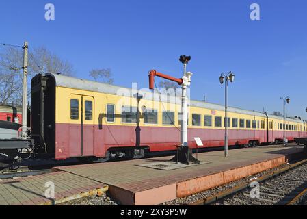 Moscou, Russie, avril 1,2017. Train électrique soviétique et bouche d'incendie pour le ravitaillement des locomotives avec de l'eau au Musée d'histoire d'un transport ferroviaire, Europe Banque D'Images