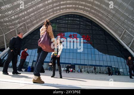 Une vue sur la nouvelle gare de Wuhan. le super trains à grande vitesse à Guangzhou et Beijing partent de cette gare. Banque D'Images