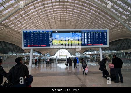 Une vue sur la nouvelle gare de Wuhan. le super trains à grande vitesse à Guangzhou et Beijing partent de cette gare. Banque D'Images