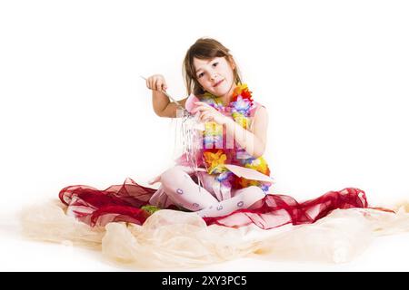 Petite fille joue à la fée dans un costume rose et une baguette magique Banque D'Images