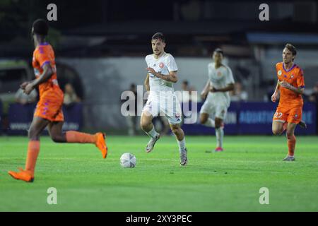 Richlands, Australie. 27 août 2024. Richlands, 27 août 2024 : Nicolas Milanovic (14 Western Sydney Wanderers) en action en courant avec le ballon lors du match entre le Lions FC et les Western Sydney Wanderers lors de la manche de la Coupe d'Australie 16 au Luxury Paints Stadium Matthew Starling (Promediapix/SPP) crédit : SPP Sport Press photo. /Alamy Live News Banque D'Images