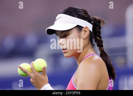 Flushing Meadow, États-Unis. 27 août 2024. Emma Raducanu, du Royaume-Uni, se prépare à servir dans sa défaite au premier tour contre Sofia. Kenin aux US Open Tennis Championships 2024 au USTA Billie Jean King National Tennis Center le mardi 27 août 2024 à New York. Photo de John Angelillo/UPI crédit : UPI/Alamy Live News Banque D'Images