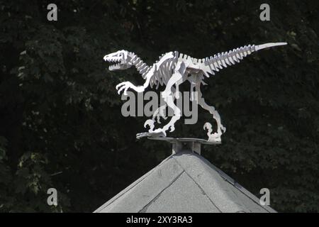 Sculpture de dinosaures sur un pavillon d'information sur le Bueckeberg Banque D'Images