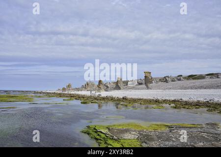 Côte avec des pierres brutes à Langhammars sur l'île de Féroé sur Gotland, Rauks à Langhammars dans gotland, suède Banque D'Images