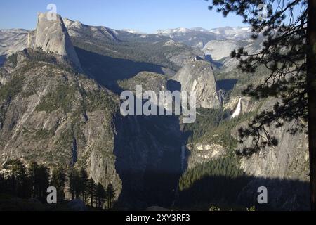 Vue sur le parc national de Yosemite jusqu'à Halfdome Banque D'Images