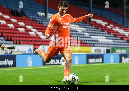 Blackburn, Royaume-Uni. 27 août 2024. Ewood Park, Blackburn, Angleterre, 27 août 2024 : Rob Apter (25 Blackpool) contrôle le ballon lors du match de la deuxième ronde de la Carabao Cup entre Blackburn Rovers et Blackpool à Ewood Park à Blackburn, Angleterre, le 27 août 2024. (Sean Chandler/SPP) crédit : photo de presse sportive SPP. /Alamy Live News Banque D'Images