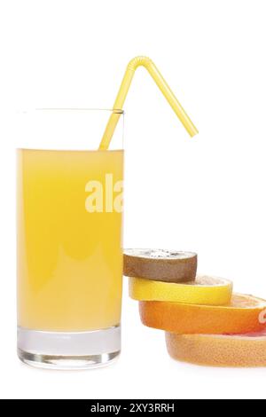 Jus en verre avec orange, pamplemousse, kiwi et citron sur fond blanc Banque D'Images