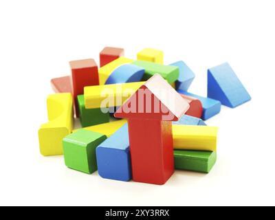 Pile de briques de bois colorées, isolées vers le blanc Banque D'Images