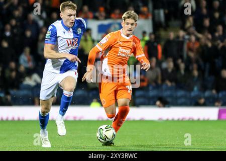 Blackburn, Royaume-Uni. 27 août 2024. Ewood Park, Blackburn, Angleterre, 27 août 2024 : Dom Ballard (19 Blackpool) contrôle le ballon lors du match de la deuxième ronde de la Carabao Cup entre Blackburn Rovers et Blackpool à Ewood Park à Blackburn, Angleterre, le 27 août 2024. (Sean Chandler/SPP) crédit : photo de presse sportive SPP. /Alamy Live News Banque D'Images