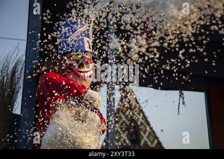 Bâle, Suisse, 10 mars 2014 : un soi-disant Waggis jetant des confettis vers la caméra au carnaval de Bâle, en Europe Banque D'Images