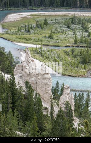 BANFF, ALBERTA/CANADA, 7 AOÛT : rivière Bow et les Hoodoos près de Banff dans les Rocheuses canadiennes Alberta le 7 août 2007 Banque D'Images