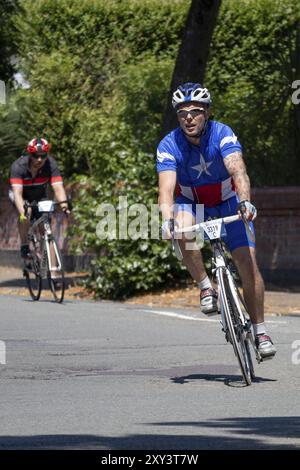 CARDIFF, PAYS DE GALLES/Royaume-Uni, 8 JUILLET : les cyclistes participent au Velothon Cycling Event à Cardiff, pays de GALLES, le 8 juillet 2018. Deux personnes non identifiées Banque D'Images