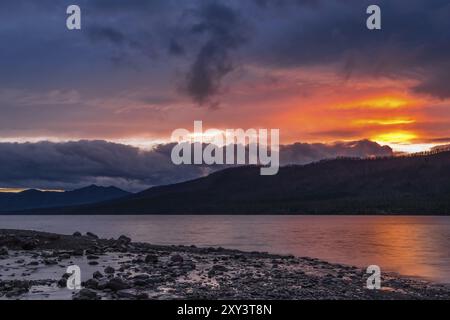 Coucher de soleil impressionnant sur le lac McDonald au Montana Banque D'Images