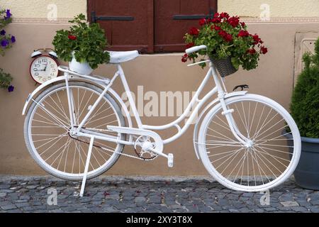 SIBIU, TRANSYLVANIE/ROUMANIE, 16 SEPTEMBRE : vue d'un vélo blanc à Sibiu Transylvanie Roumanie le 16 septembre 2018 Banque D'Images