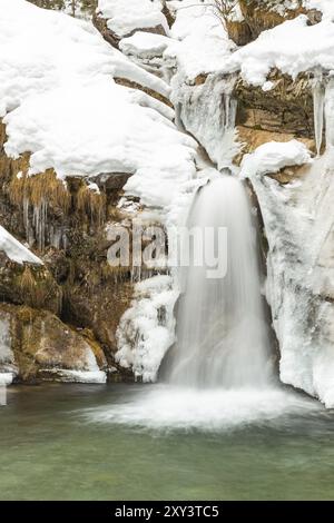 Petite cascade à Kuhflucht près de Farchant, Garmisch Partenkirchen, en hiver Banque D'Images