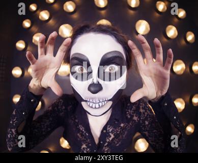 Belle jeune femme visage peint comme squelette. Thème Halloween ou calavera Banque D'Images