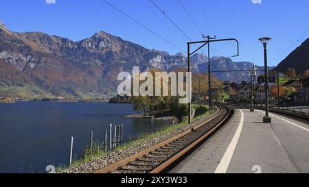 Jour d'automne au lac Walensee. Montagne de la chaîne de Churfirsten Banque D'Images