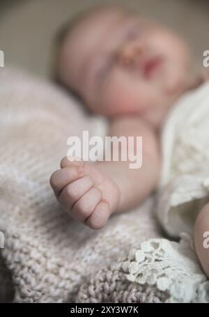 Portrait d'un beau bébé endormi. Se concentrer sur la main. Tons rétro. DOF Banque D'Images