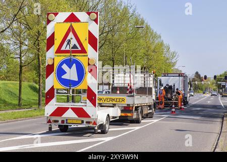 Travaux routiers avec des camions et des panneaux de circulation en Hollande Banque D'Images
