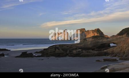 Soirée à Wharariki Beach Banque D'Images