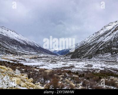 La neige d'hiver couvrait la vallée et la haute montagne dans le Sichuan, Chine, Asie Banque D'Images