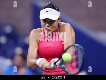 Flushing Meadow, États-Unis. 27 août 2024. Emma Raducanu, du Royaume-Uni, retourne une balle à Sofia Kenin dans sa première manche 3 sets défaite aux US Open Tennis Championships 2024 au USTA Billie Jean King National Tennis Center le mardi 27 août 2024 à New York. Photo de John Angelillo/UPI crédit : UPI/Alamy Live News Banque D'Images