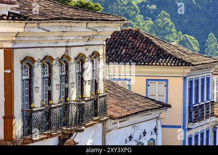 Façade de l'ancien et historique Les maisons construites dans l'architecture coloniale avec leurs balcons, toits et des détails colorés dans la ville historique d'Ouro Pre Banque D'Images