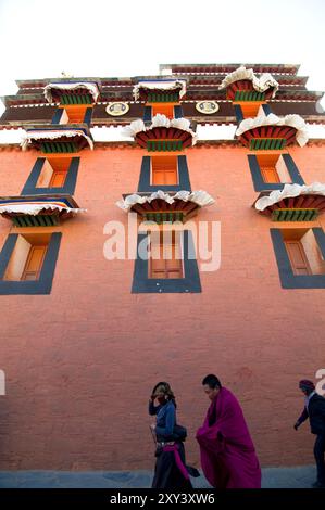 Tibétains visitant le monastère de Labrang à Xiahe, Gansu, Chine. Banque D'Images