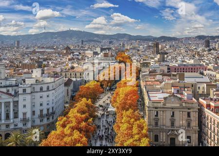 Barcelone Espagne, vue panoramique de la ville à la Rambla avec saison des feuillages d'automne Banque D'Images