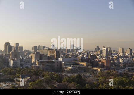 Osaka, Japon, 10 décembre 2014 : photographie de l'horizon d'Osaka prise depuis le château, en Asie Banque D'Images