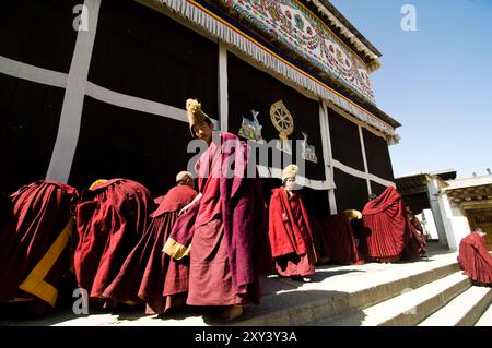 Moines bouddhistes tibétains lors d'une cérémonie au monastère de Labrang à Xiahe, Gansu, Chine. Banque D'Images