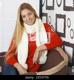 Portrait of smiling blonde jeune femme dans des vêtements d'hiver Banque D'Images