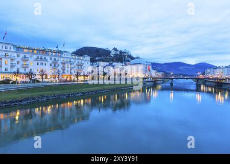 Salzbourg, Autriche, 25 décembre 2016 : vue crépusculaire de la ville historique de Salzbourg avec des maisons illuminées de l'autre côté de la rivière Salzach en Autriche, Euro Banque D'Images