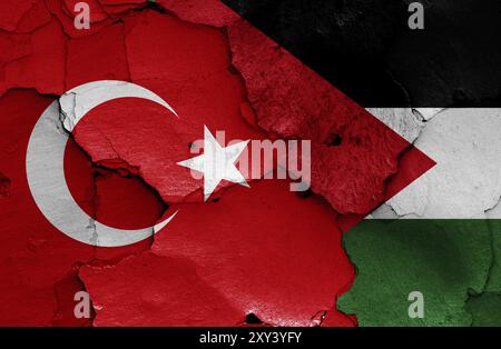 Drapeaux de Turquie et de Palestine peints sur un mur fissuré Banque D'Images