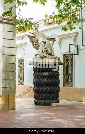 Sculptures à la Placa Gala i Salvador Dali devant le Teatre-Museu Dali à Figueras, Espagne, Europe Banque D'Images