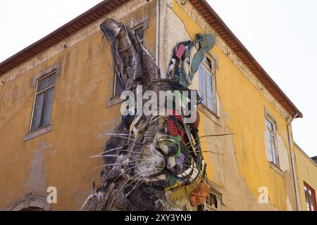 Monument, Street art, graffiti, sculpture Half Rabbit, artiste Arturo Bordalo alias Bordalo II, Vila Nova de Gaia, Porto district, Portugal, Europe Banque D'Images