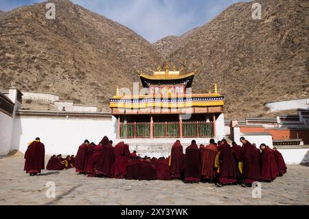 Moines bouddhistes tibétains lors d'une cérémonie au monastère de Labrang à Xiahe, Gansu, Chine. Banque D'Images