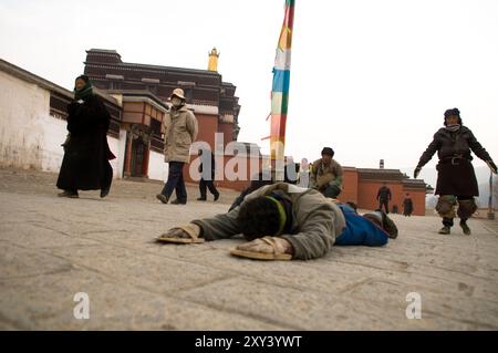 Pèlerins tibétains visiter le monastère de Labrang sur un pèlerinage annuel tournée pendant le Nouvel An tibétain. Banque D'Images