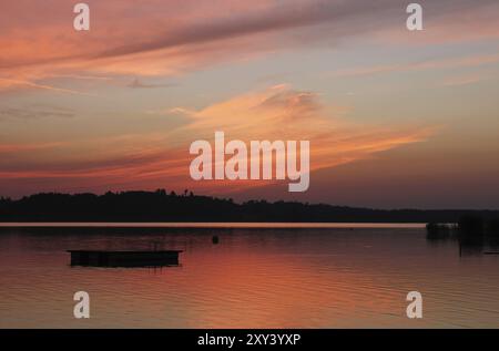 Soirée d'été au lac Pfaeffikon, canton de Zurich. Coucher de soleil coloré Banque D'Images