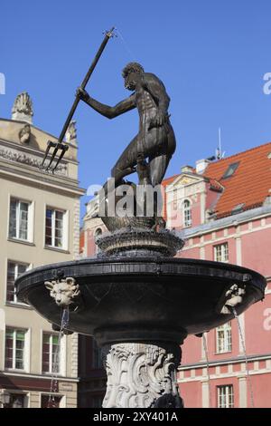 Fontaine de Neptune (Fontanna Neptuna) dans la ville de Gdansk, Pologne. Statue du Dieu de la mer, coulée en bronze en 1615 Banque D'Images